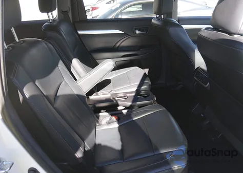 2016 Toyota Highlander Xle V6 z USA, uszkodzony, nr VIN 5TDKKRFH6GS148598